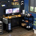 Petit bureau de jeu avec prises de courant
