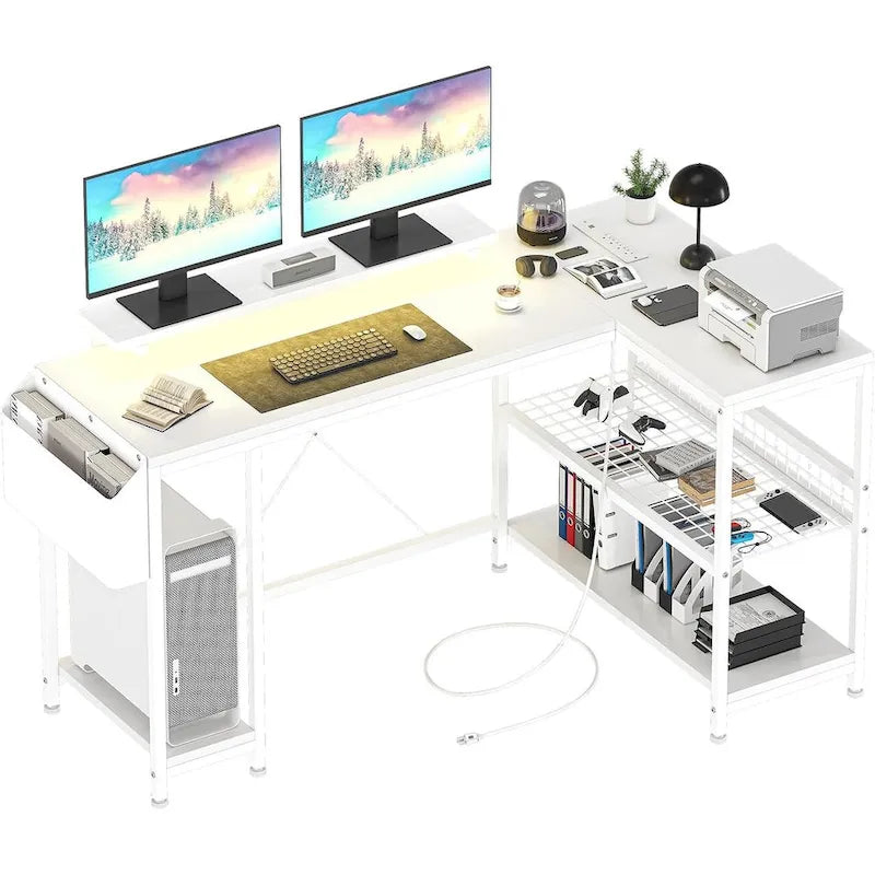 Petit bureau de jeu avec prises de courant