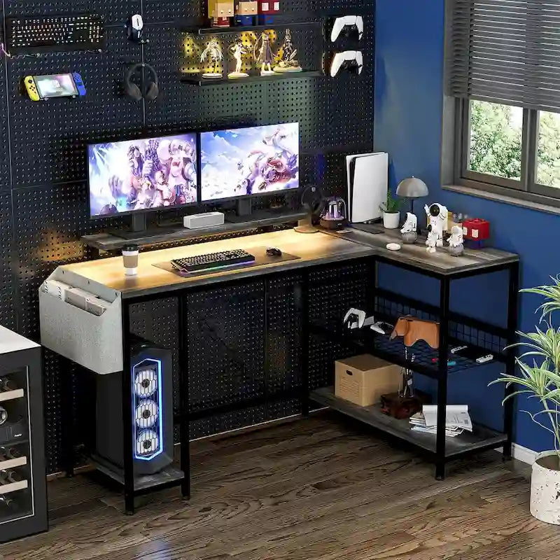 Petit bureau de jeu avec prises de courant