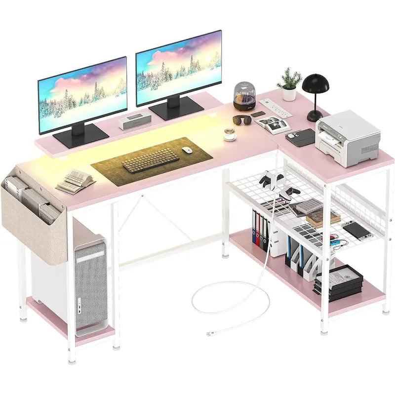 Petit bureau de jeu avec prises de courant
