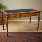 Bureau victorien en acajou massif, brun foncé / brun clair, avec plateau en cuir noir et 3 tiroirs – Unité simple